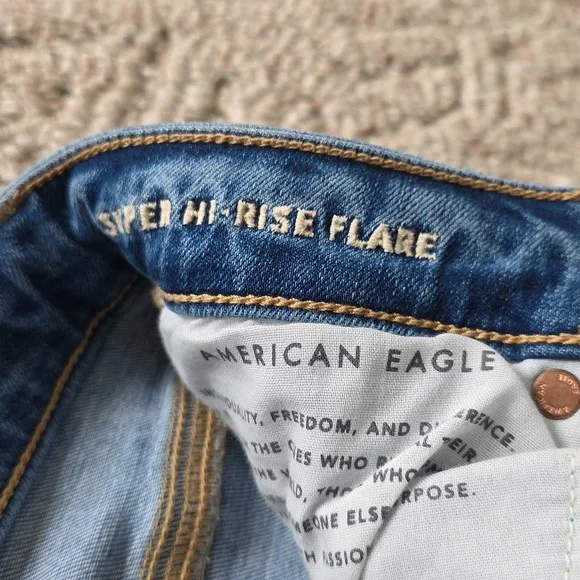 American Eagle Super Hi Rise Flare Jeans Size 2 X-Long Distressed - Picture 5 of 9